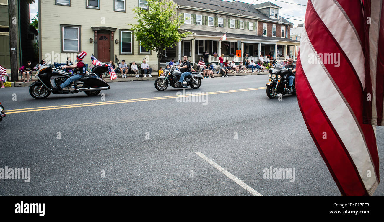 Mount Joy, Pennsylvania, USA. 24. Mai 2014. Kleinstadt Memorial Day Parade, den 100. Jahrestag des Beginns des ersten Weltkriegs und den 70. Jahrestag des zweiten Weltkriegs d-Day Invasion zu Ehren. Kredit-Mt. Freude, Lancaster County, Pennsylvania, USA: CREATIVE COLLECTION TOLBERT Foto/Alamy Live-Nachrichten Stockfoto