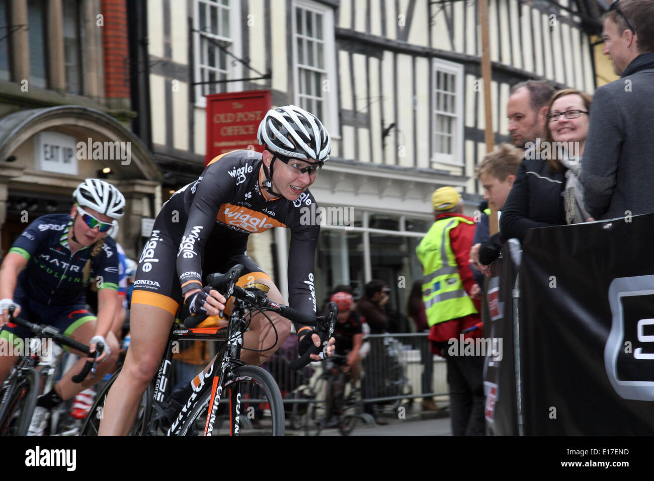 Vor zwanzig Jahren veranstaltete Shrewsbury ein Radrennen, die rund um den malerischen Ortskern stattfand. Auf Sonntag, 25. Mai 2014 Shrewsbury Zyklus Grand Prix zurück und umfasste vier Events - die lustige Fahrt, Frauen, Amateur und Elite-Rennen. Der Kurs bestand aus glatten Asphalt, dicht und technische Kurven und sogar Kopfsteinpflaster und hat die volle Unterstützung der British Cycling. Dieses Bild zeigt Joanna Rowsell MBE, der Olympia-Gold in der Mannschaftsverfolgung 2012 in London gewonnen, wie sie die Frauen nur Rennen, dem späteren Sieger wird Brit Tate führt. Stockfoto