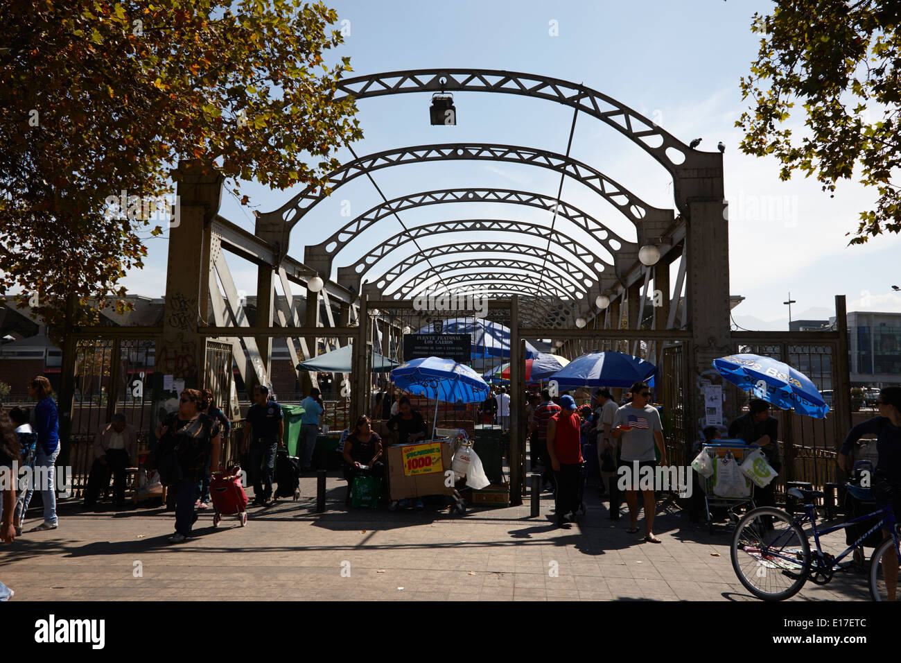 Los Carros Fußgänger Fußgängerbrücke über den Fluss Mapocho Santiago Chile Stockfoto