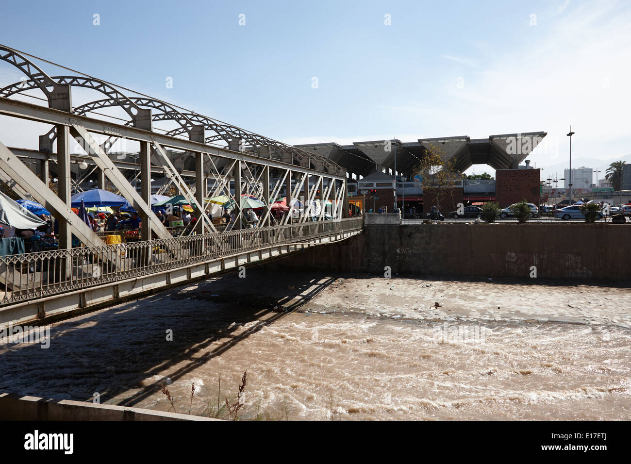 Los Carros Fußgänger Fußgängerbrücke über den Fluss Mapocho Santiago Chile Stockfoto