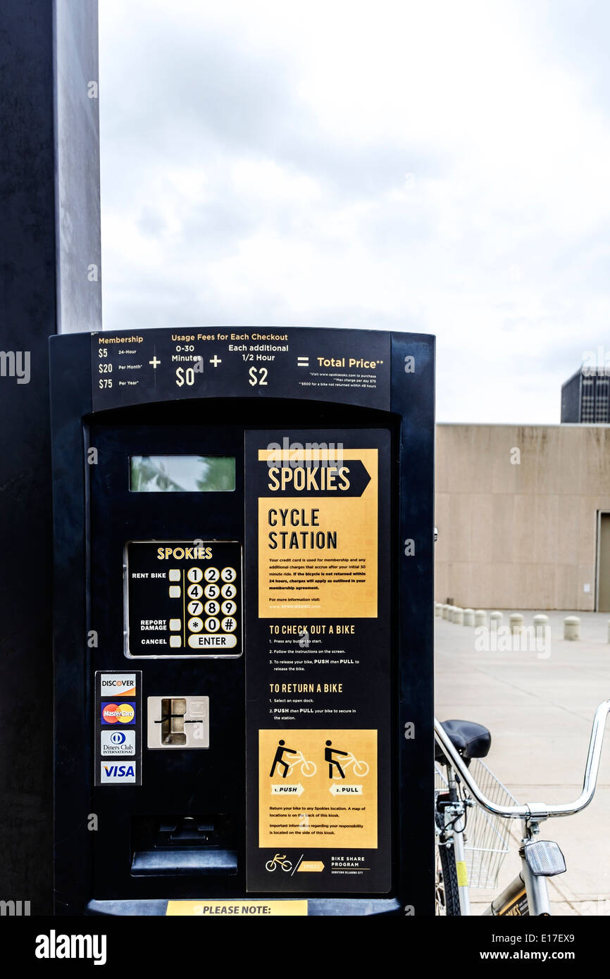 Ein Kiosk, in dem die Vermietung von Spokies, der Name eines Fahrrads sharing Programm in Oklahoma City, Oklahoma, USA. Stockfoto