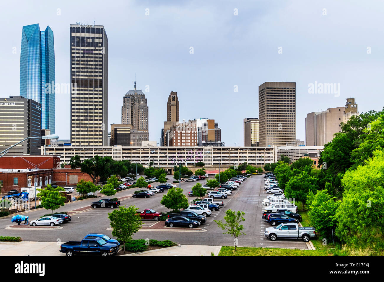 Skyline der Innenstadt Oklahoma City, Oklahoma, zeigt der blaue Devon-Turm auf der linken Seite. USA Stockfoto
