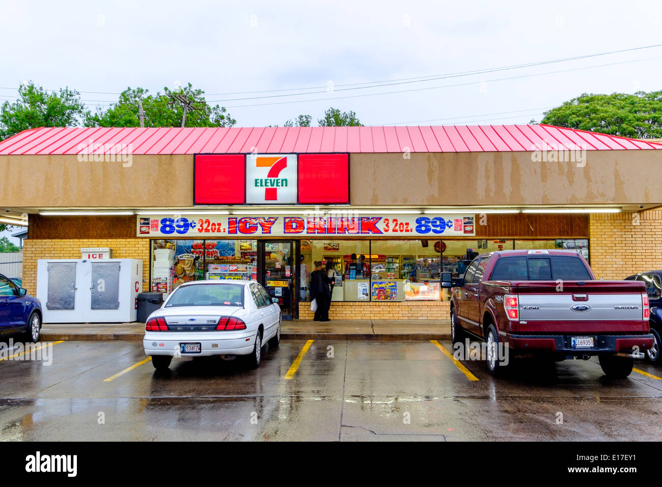 Eine ältere 7-Eleven Convenience Store außen mit Kunden in Oklahoma City, Oklahoma, USA Stockfoto