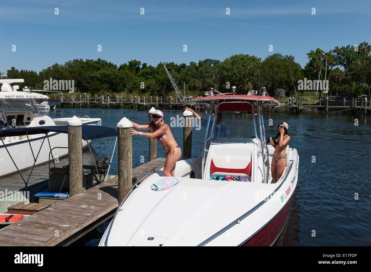 Mädchen im Bikini während Bootfahren am Fluss Homosassa Springs in Homosassa, Florida USA Stockfoto