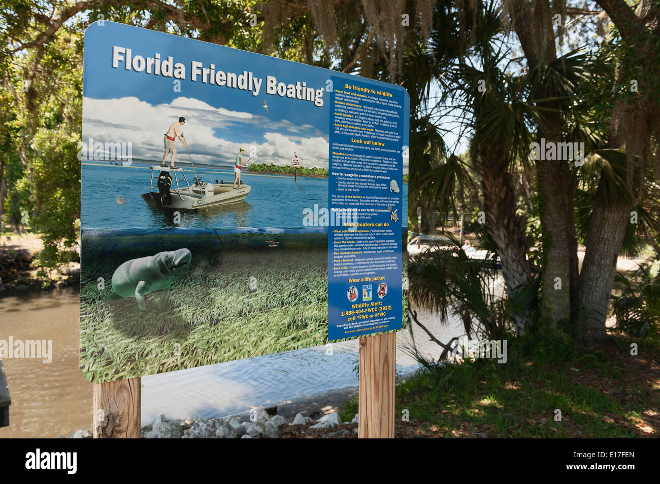 Fort Island Trail im Citrus County Florida an der Golfküste. Wasserstraße Warnzeichen. Stockfoto