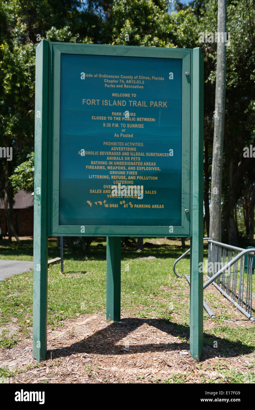 State Park Fort Island Trail Park Citrus County Florida USA Zeichen Posting Aktivitäten verboten. Stockfoto