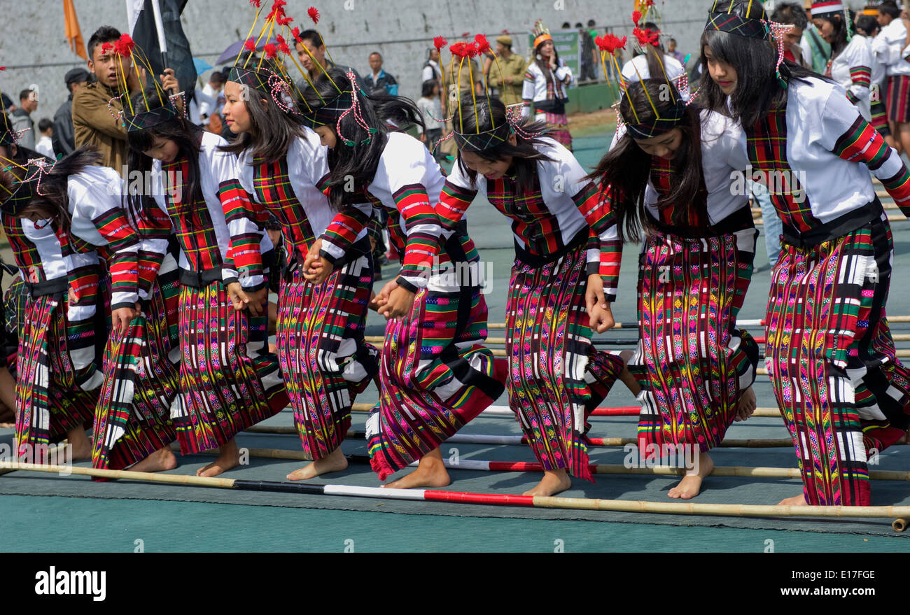 Porträt von Mizo Stamm Mädchen auf dem Chapchar Kut Festival tragen traditionelle Puanchei für den Bambus-Tanz. Mizoram Indien Stockfoto