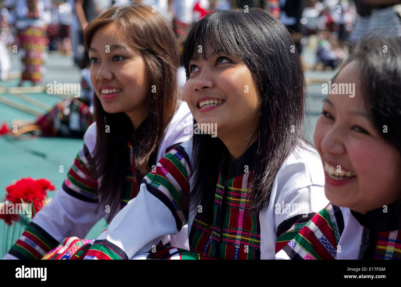 Porträt von Mizo Stamm Mädchen auf dem Chapchar Kut Festival tragen traditionelle Puanchei für den Bambus-Tanz. Mizoram Indien Stockfoto