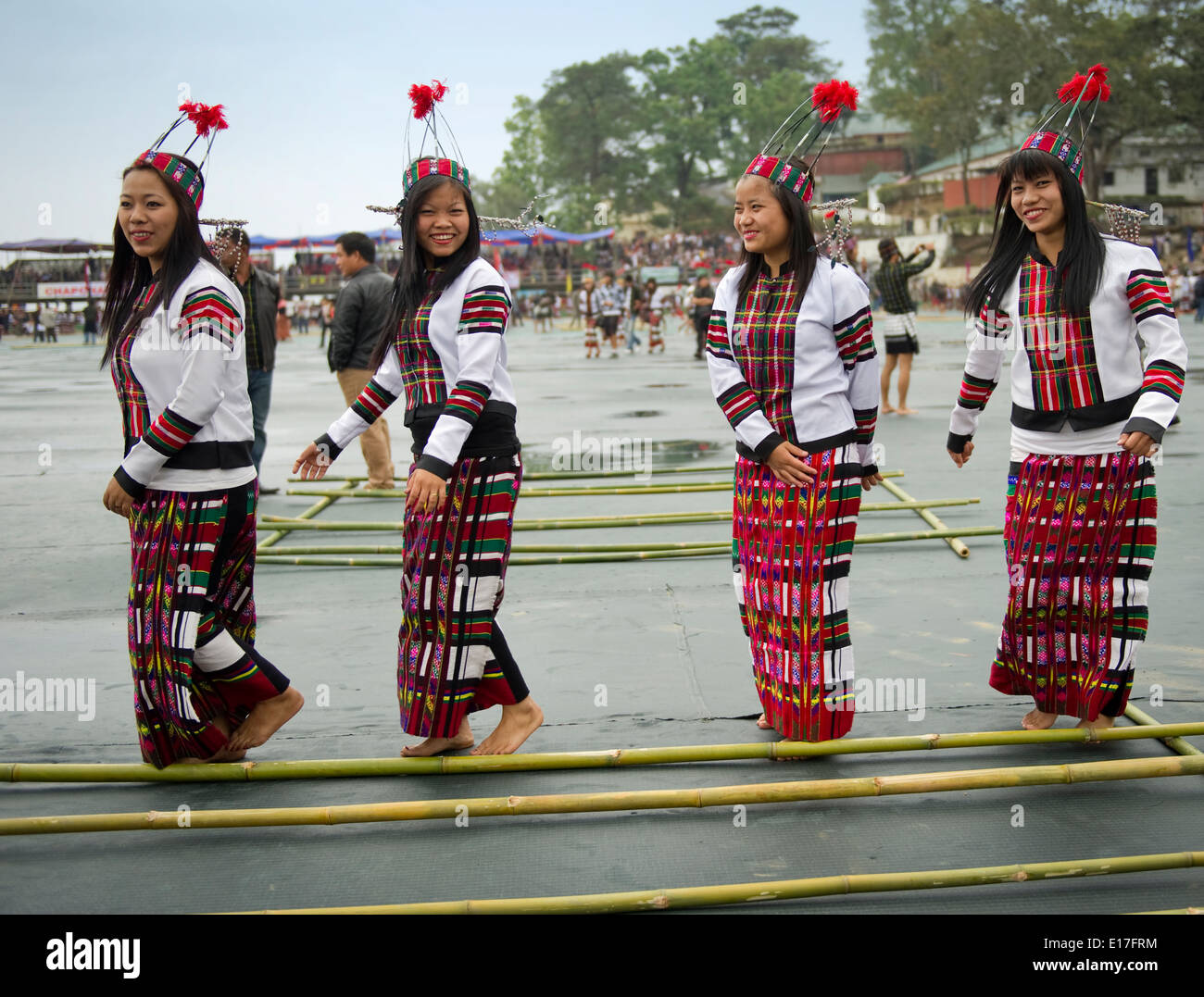 Porträt von Mizo Stamm Menschen auf dem Chapchar Kut Festival tragen Tracht für den Bambus-Tanz. Mizoram Indien Stockfoto