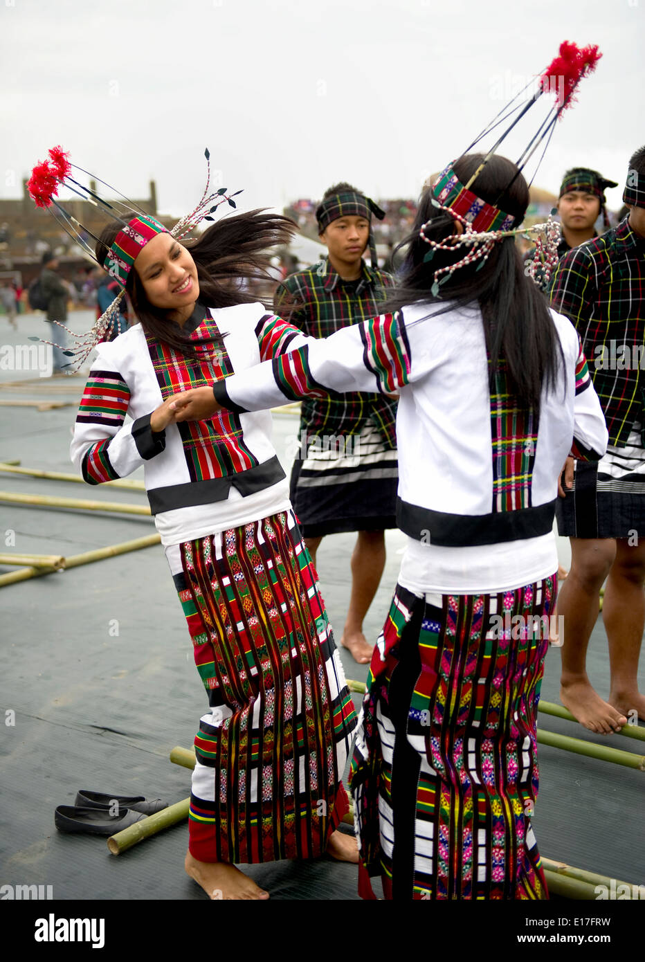 Porträt von Mizo Stamm Menschen auf dem Chapchar Kut Festival tragen Tracht für den Bambus-Tanz. Mizoram Indien Stockfoto