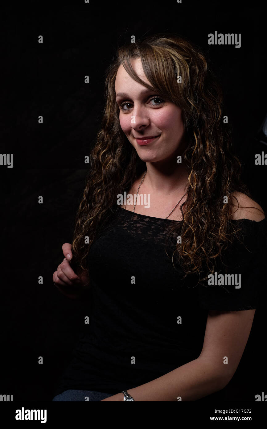 Porträt einer jungen Frau, die im Studio aufgenommen Stockfoto