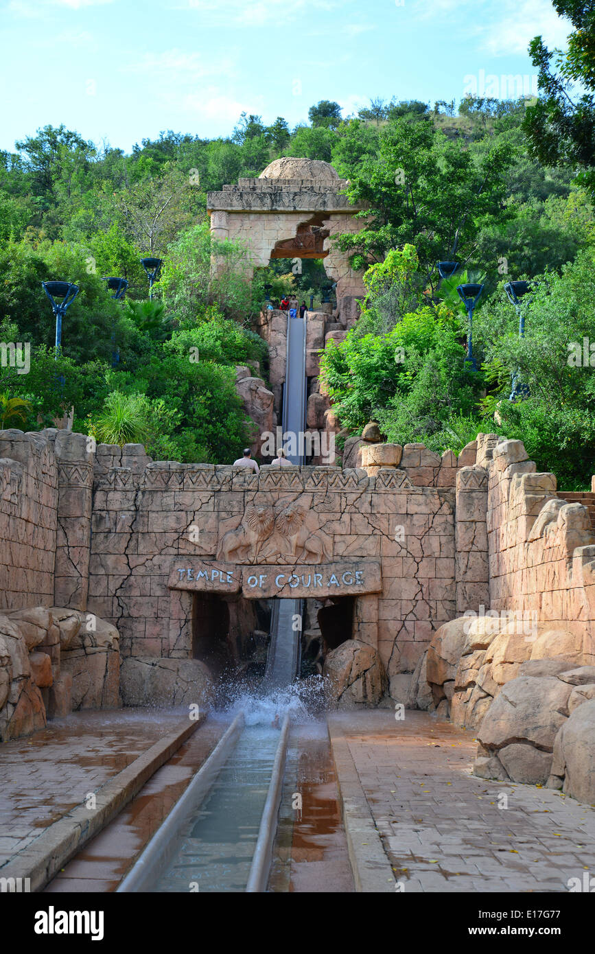 "Tempel des Mutes" Wasserrutsche, Valley of Waves, Sun City Resort, Pilanesberg, North West Province, Südafrika Stockfoto