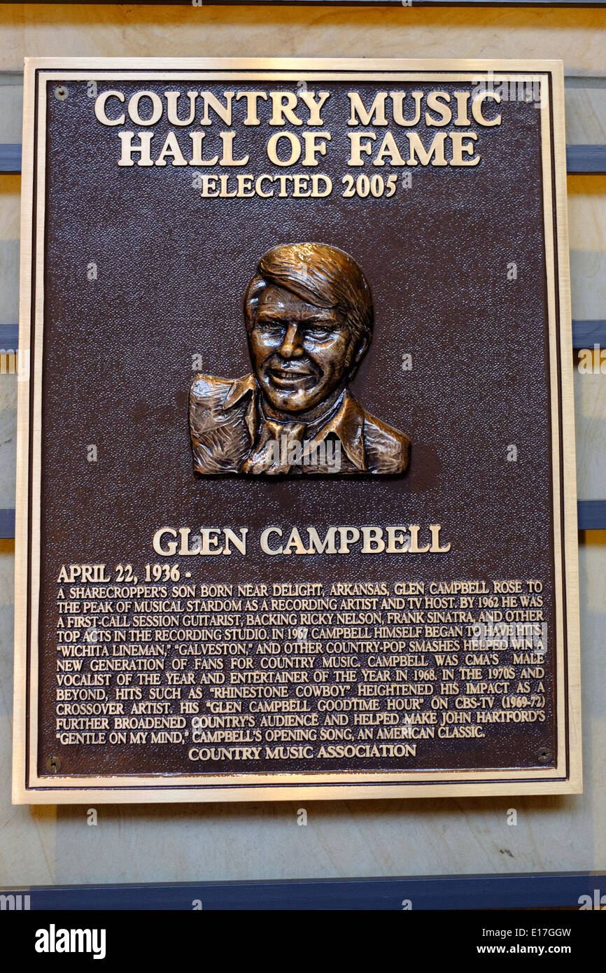 Ein Plakat der Glen Campbell unter einer Wand von Gedenktafeln für Rekruten in die Country Music Hall Of Fame in Nashville, TN Stockfoto