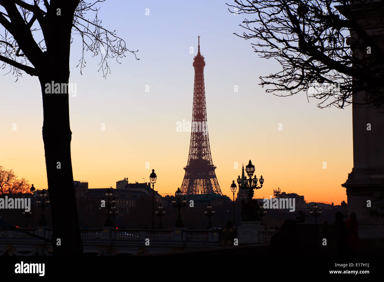 Blick auf Eiffelturm am Abend, Paris, Frankreich Stockfoto