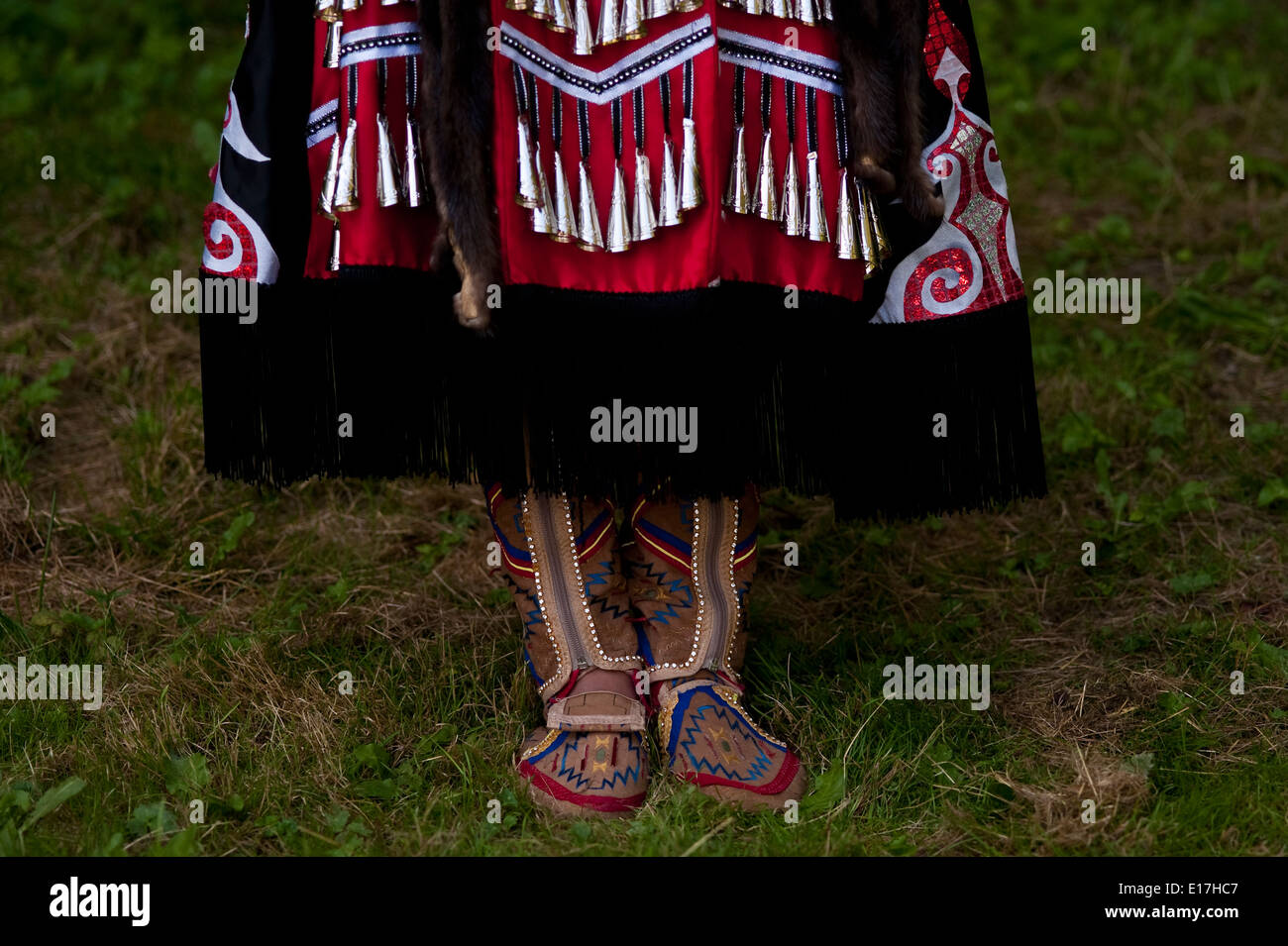 Indian Nation Pow Wow am Tag Pause Kulturzentrum im Entdeckerpark mit Frau posiert Stockfoto