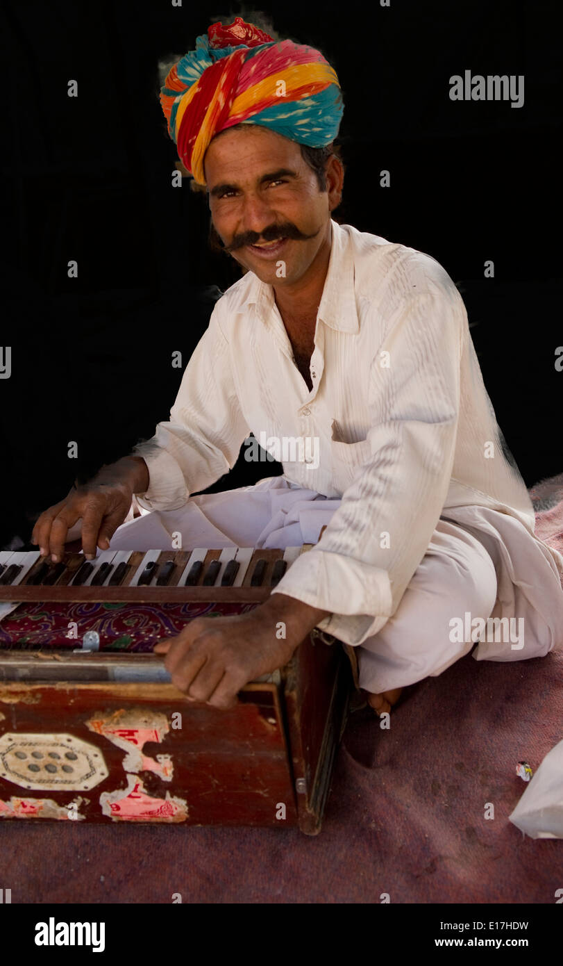 Manganiyar - eine Musiker-Community erklingt in einem Dorf in der Nähe von Udaipur, Indien. Folk Musiker ländlichen indische Dorfbewohner - Rajasthan. Stockfoto