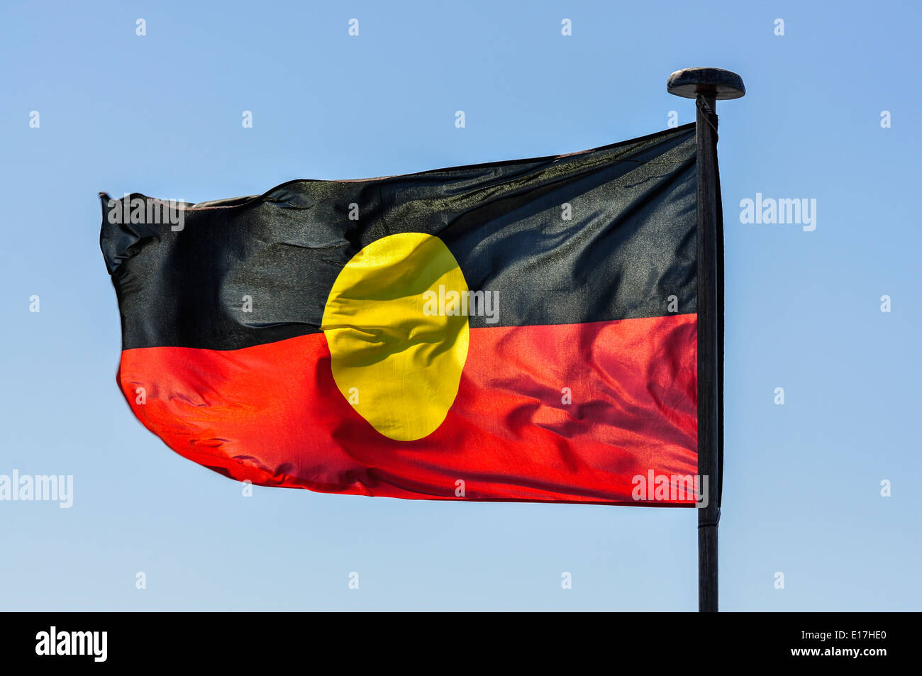 Indigene australische Flagge, die 1971 von dem Aborigine-Künstler Harold Thomas entworfen und 1995 offiziell als offizielle Flagge proklamiert wurde Stockfoto
