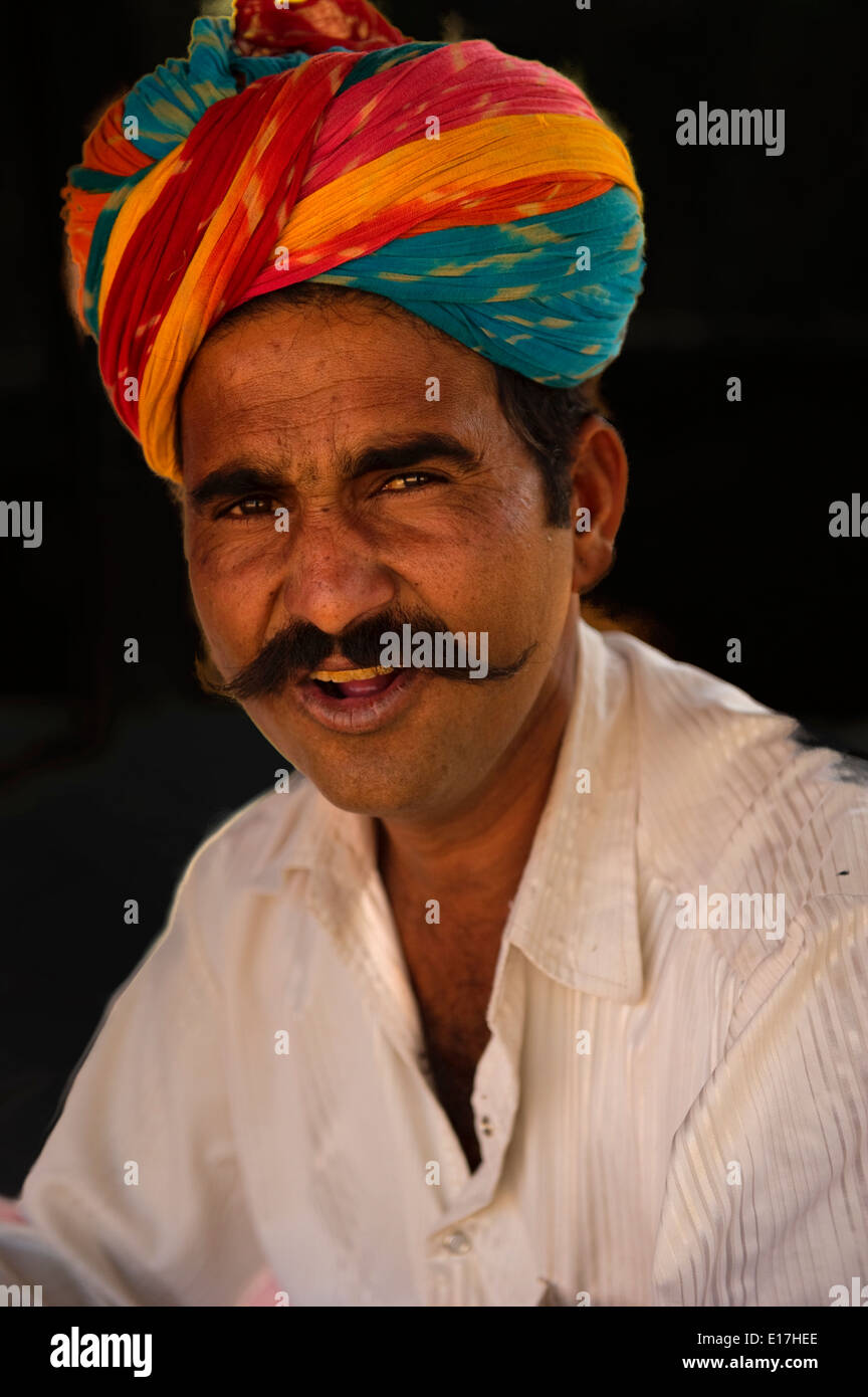 Manganiyar - eine Musiker-Community erklingt in einem Dorf in der Nähe von Udaipur, Indien. Folk Musiker ländlichen indische Dorfbewohner - Rajasthan. Stockfoto