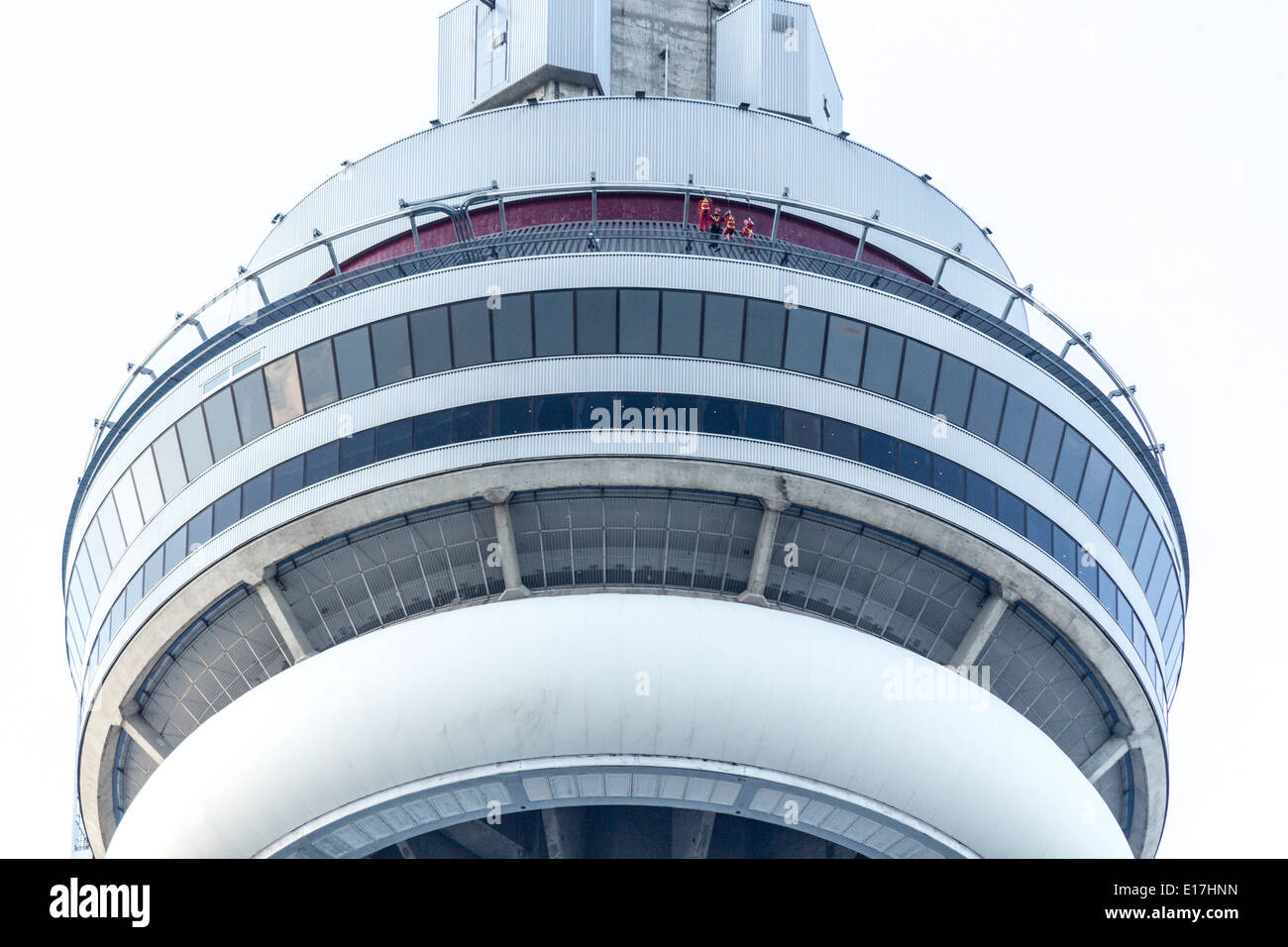 Blick hinauf auf die Aussichtsplattform des CN Tower in Toronto Stockfoto