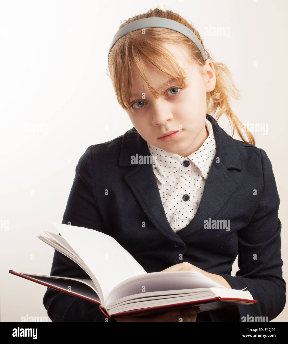 Closeup Portrait des blonden kaukasischen Schulmädchen mit Buch Stockfoto