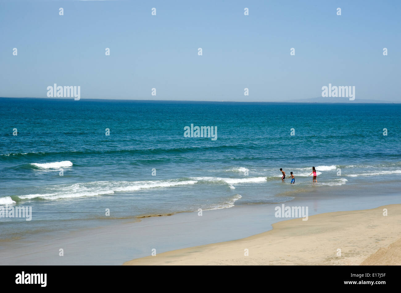Kinder freuen sich über den Strand von Newport Beach, Kalifornien Stockfoto