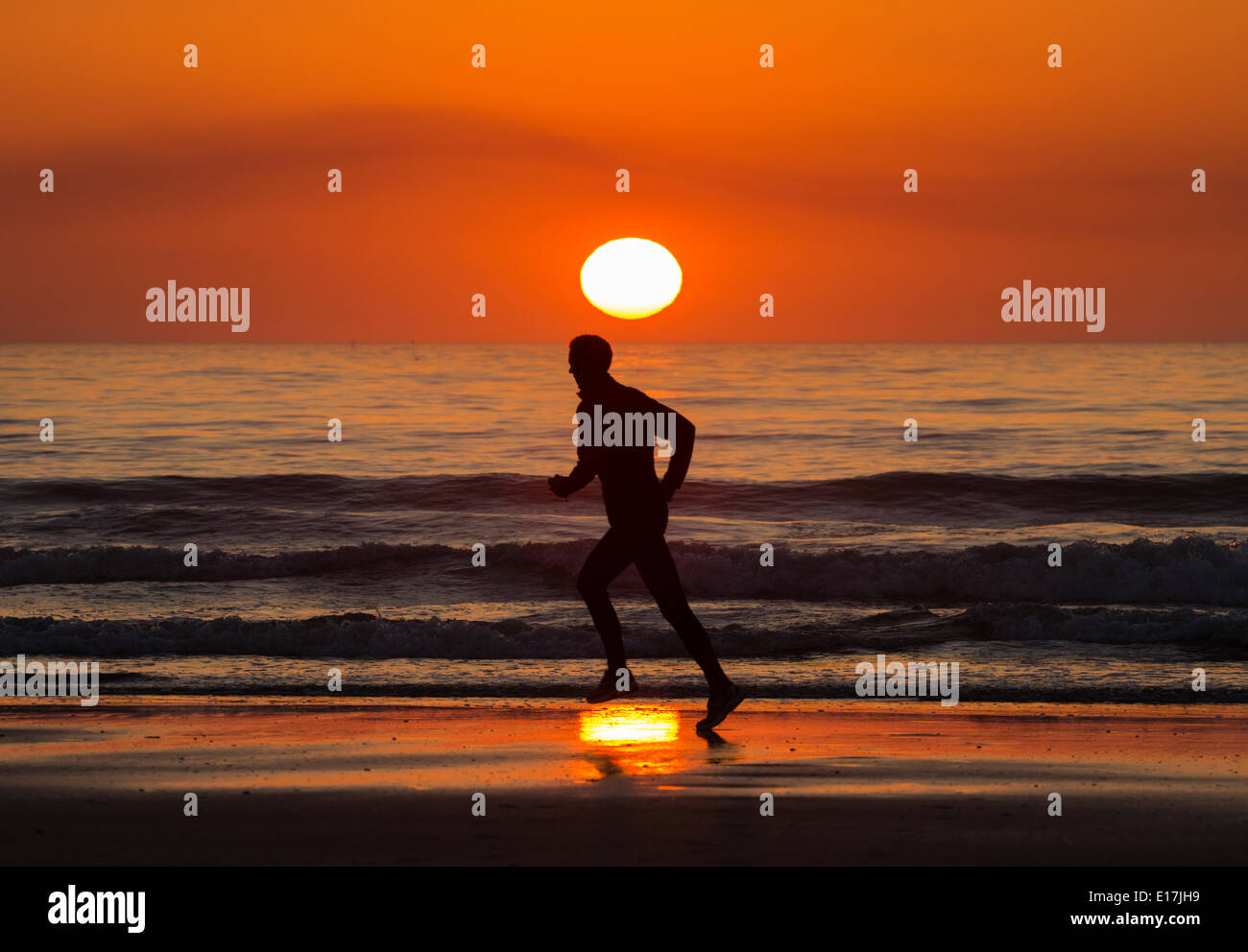 Seaton Carew, UK. 26. Mai 2014. Jogger einen glorreichen Bank Holiday Montag Sonnenaufgang am Seaton Carew an der nordöstlichen Küste zu genießen. Sonnig und kräftige Schauer dürften für einen Großteil der UK für Bank Holiday Montag Credit: ALANDAWSONPHOTOGRAPHY/Alamy Live News Stockfoto