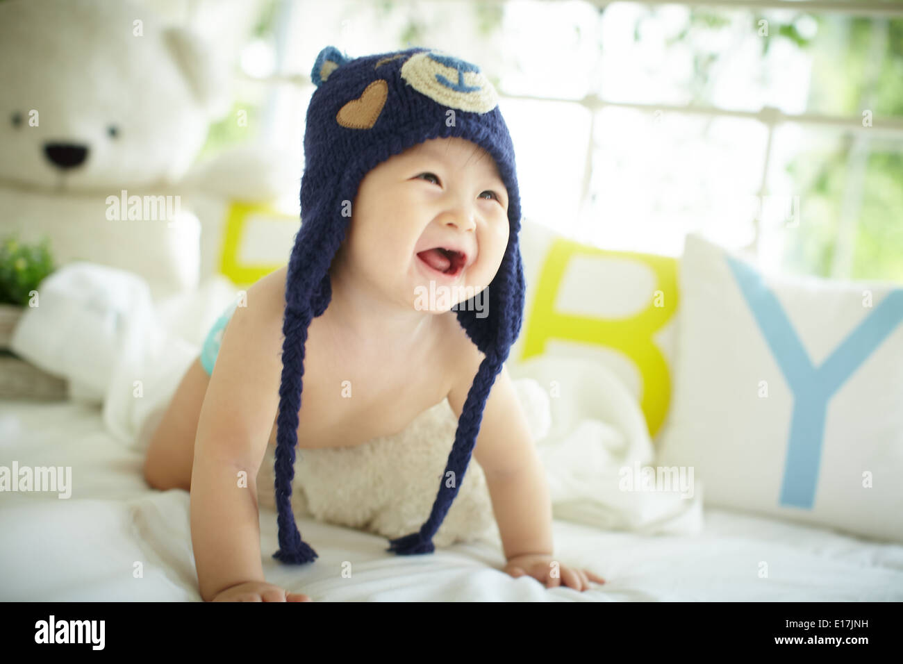 Niedliches Baby tragen eine blaue Bär Hut Stockfoto
