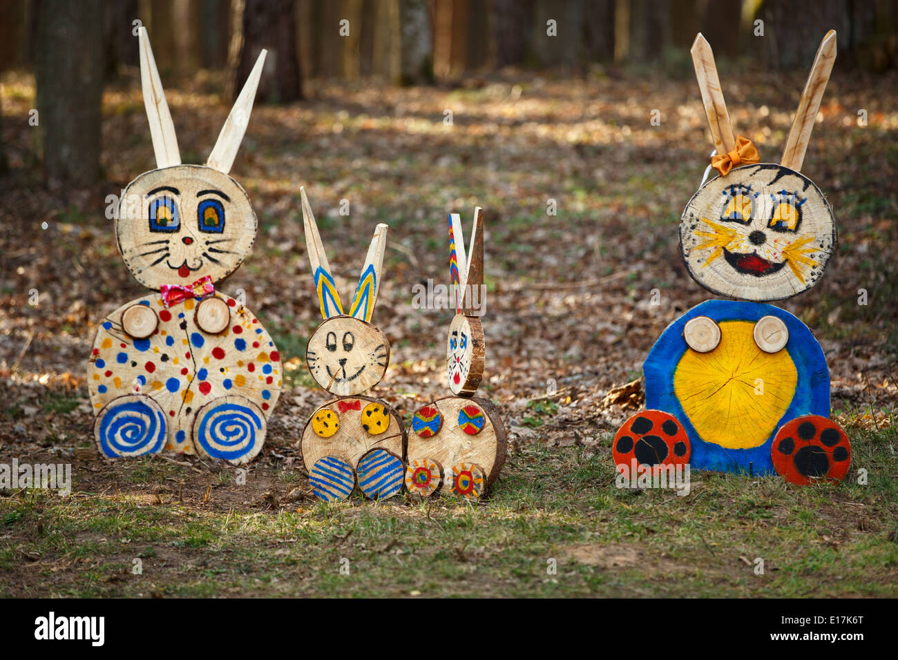 Bunte Kaninchen Familie Figuren im Wald Stockfoto