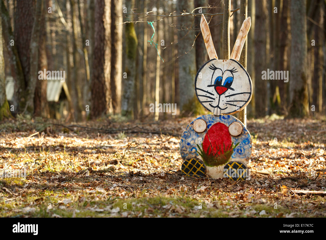 Bunte Kaninchen Familie Figuren im Wald Stockfoto