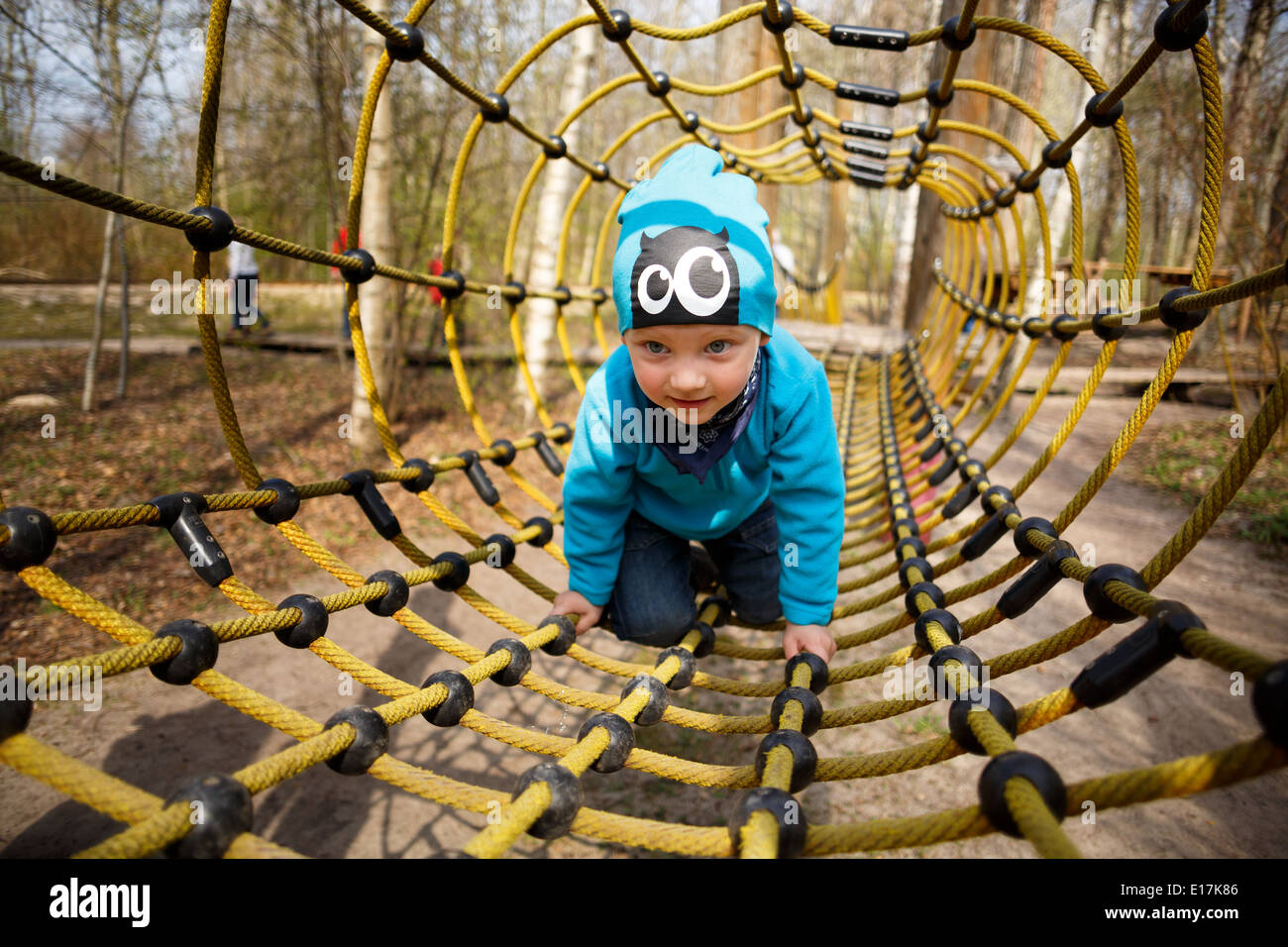 Junge Spaß Spielplatz an Seilen Stockfoto