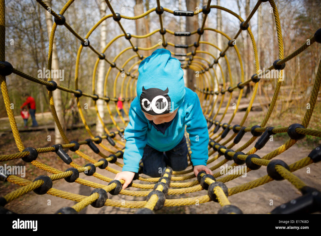 Junge Spaß Spielplatz an Seilen Stockfoto