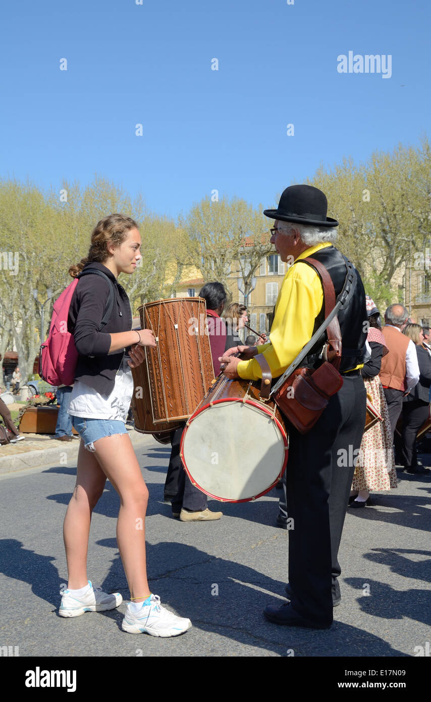 Jung & Alt Provençaux oder zwei Generationen von Franzosen Chatten oder Reden Musik Festival Aix-en-Provence Provence Frankreich Stockfoto