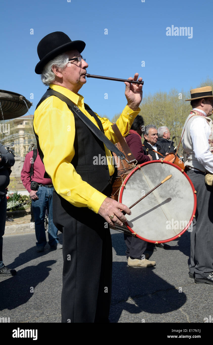 Provenzalische Schlagzeuger Flötist oder Volksmusiker tragen traditionelle provenzalische Kleidung Aix-en-Provence Frankreich Stockfoto