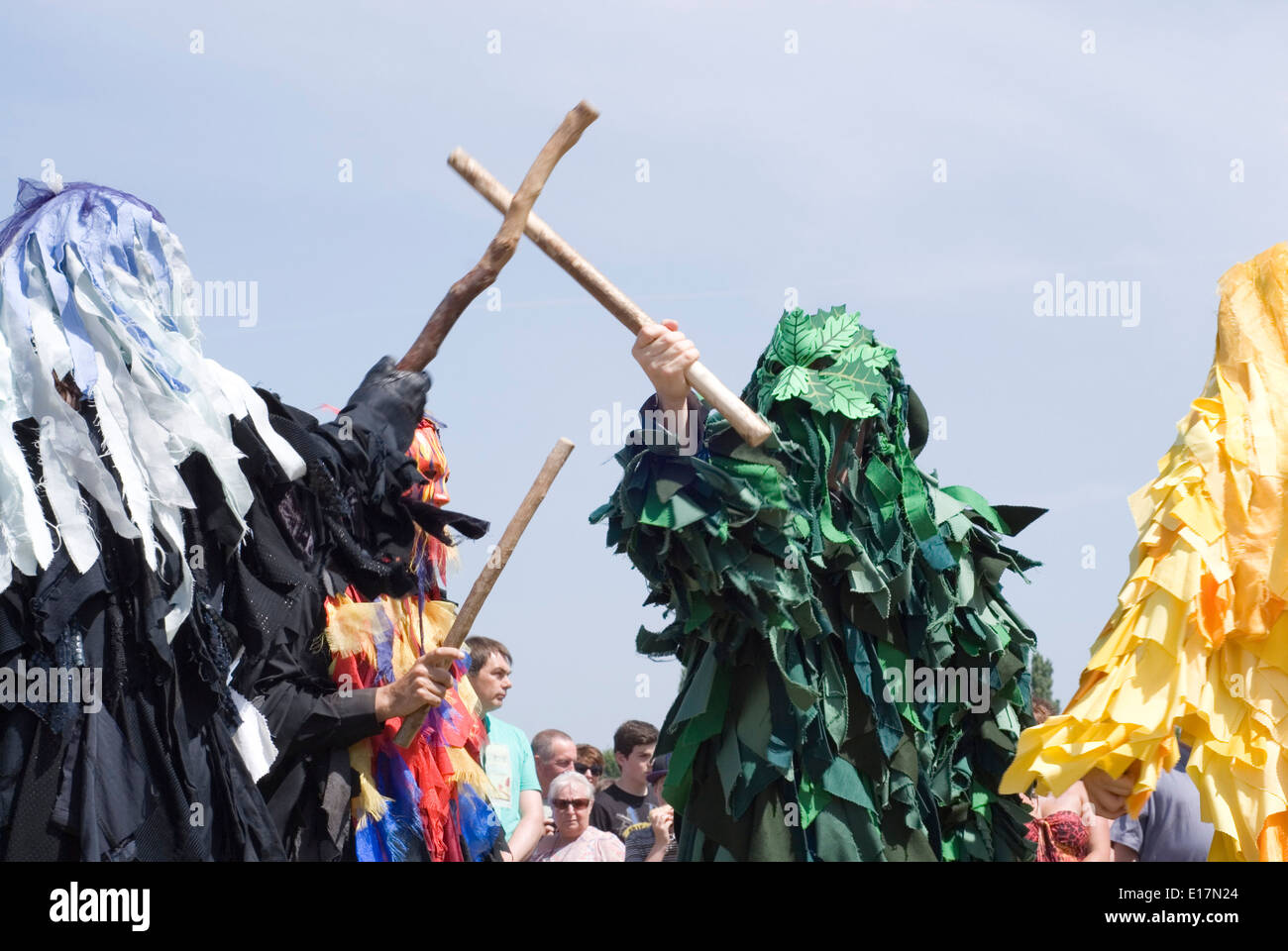 Tewkesbury Mittelalterfest, Glouscester UK Juli 2013: Bedlam Moriskentänzer in Lappen Gewand Kostüme schlagen Stöcke Mitte Tanz Stockfoto