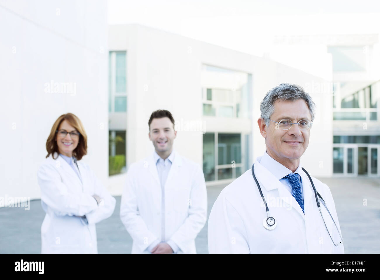 Porträt von zuversichtlich Ärzte auf Dach Stockfoto
