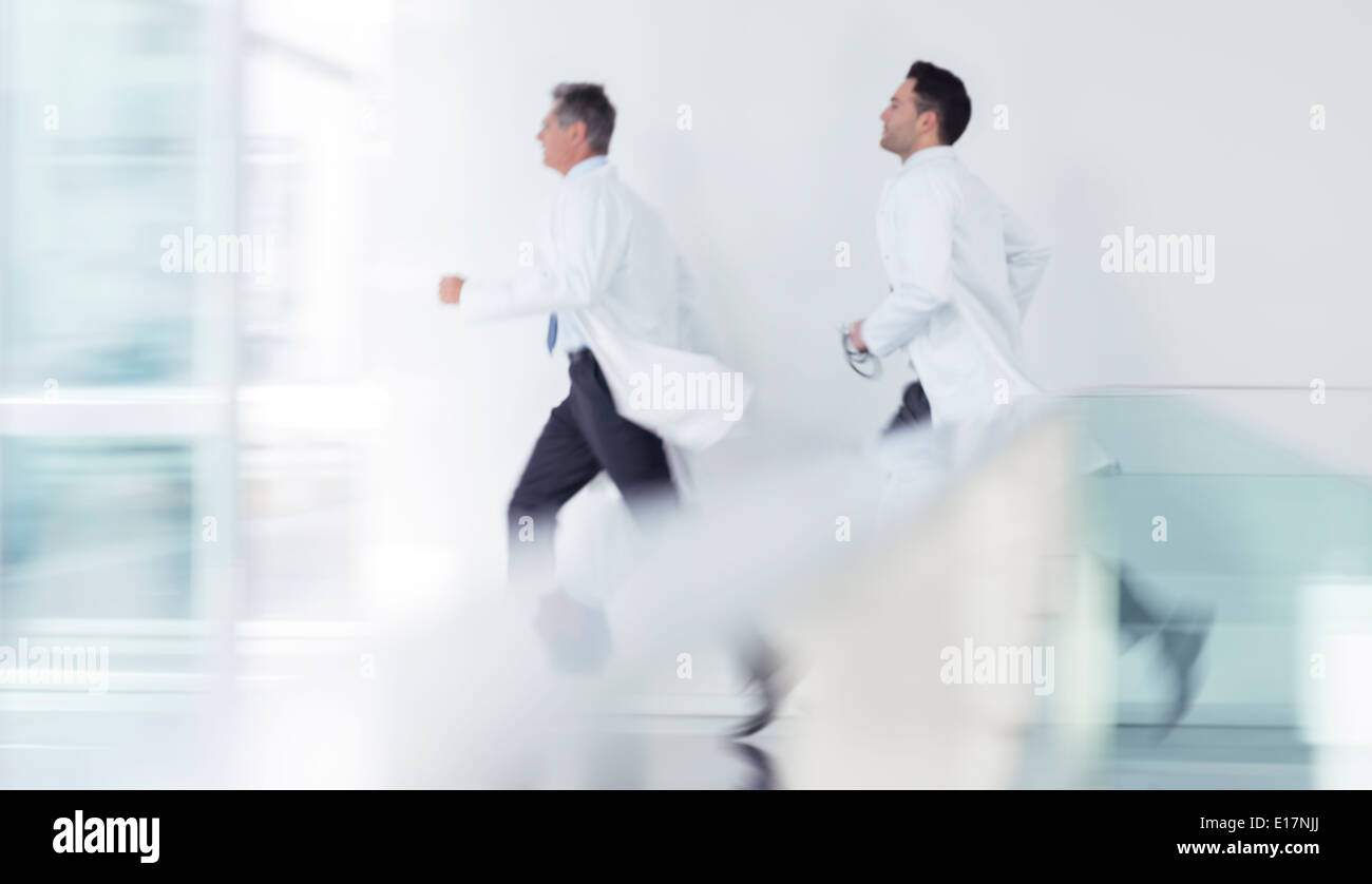 Ärzte im Krankenhausflur laufen Stockfoto