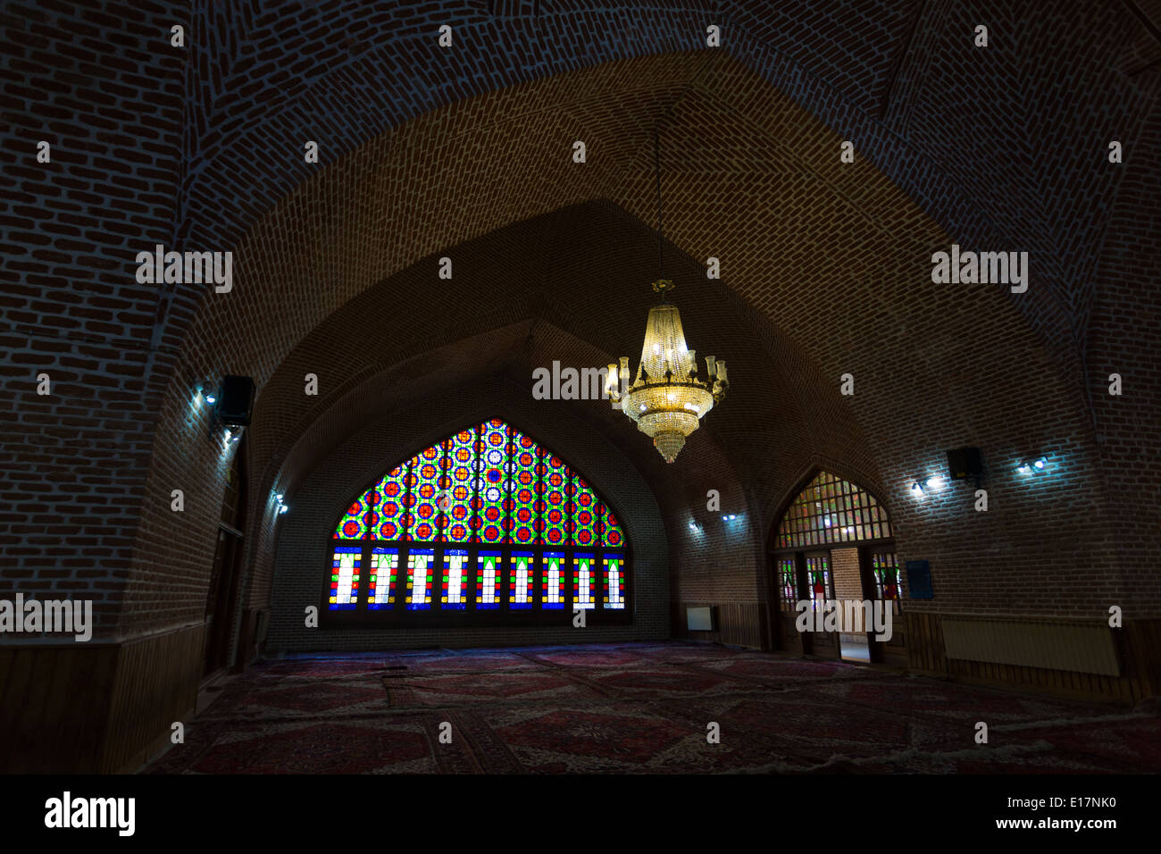 Detaillierten rot Mauerwerk bildet das Kuppeldach der Medersa in Tabriz, Iran Stockfoto