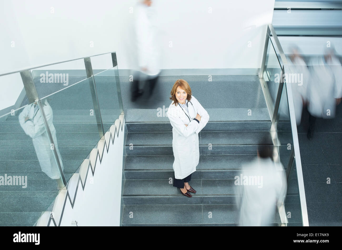 Porträt von zuversichtlich Arzt auf Treppe Stockfoto