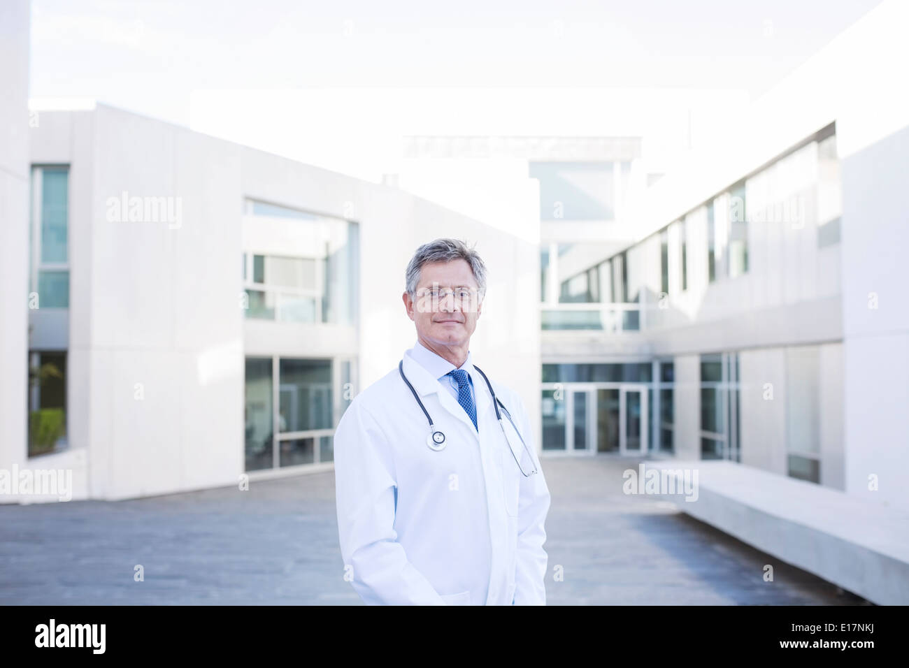 Porträt von zuversichtlich Arzt auf Dach Stockfoto