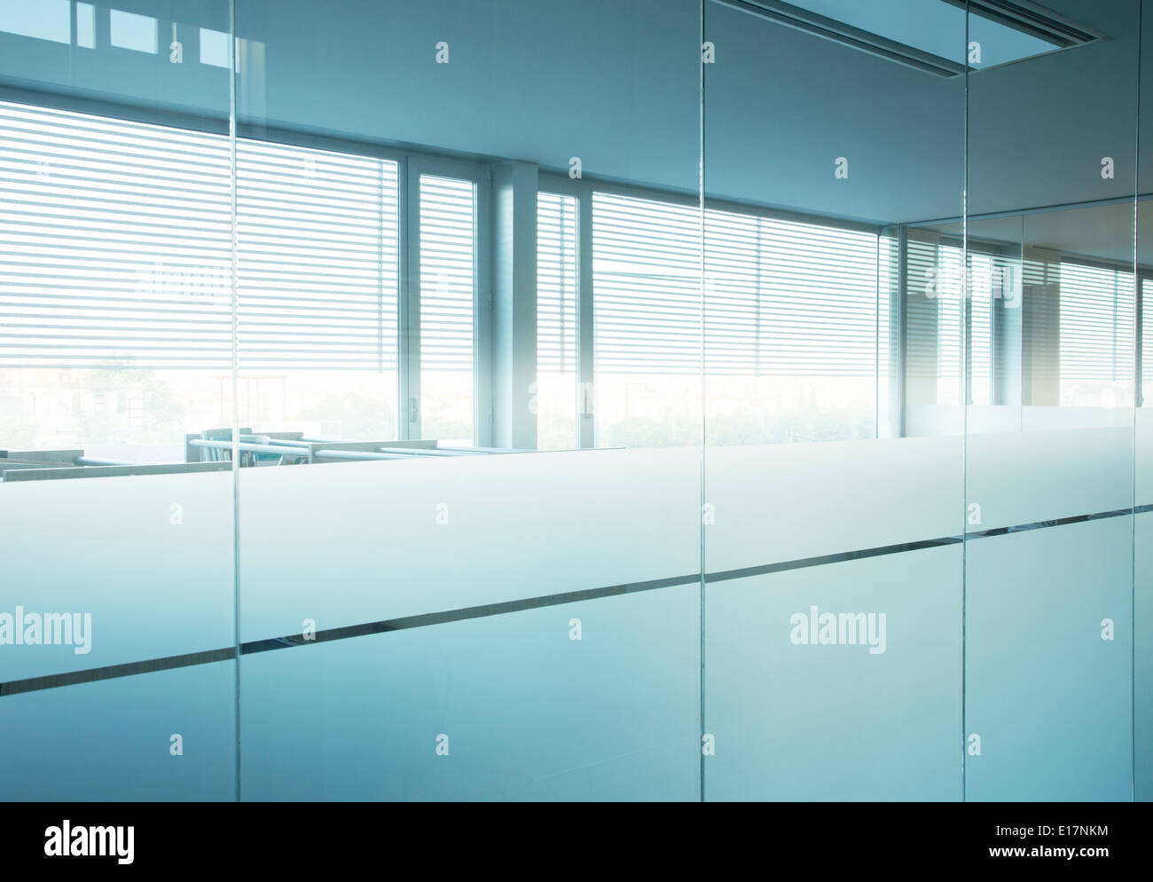 Spiegel und Fenster im modernen Büro Stockfoto