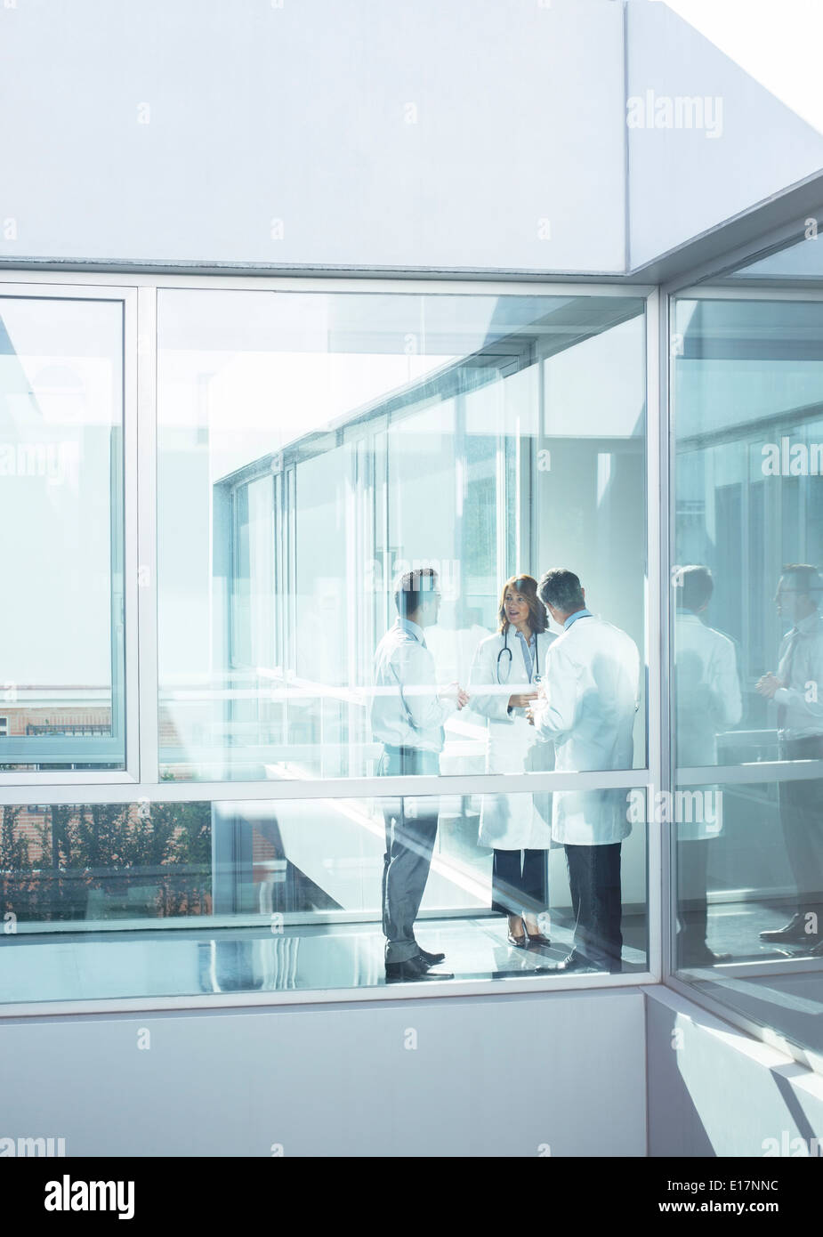 Ärzte und Verwalter im Büro Korridor Stockfoto