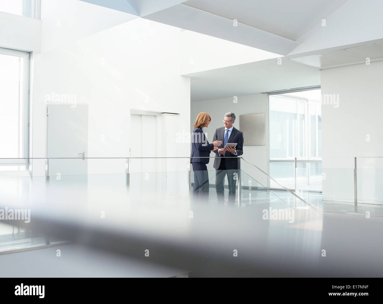 Geschäftsleute mit digital-Tablette im Büro Korridor Stockfoto
