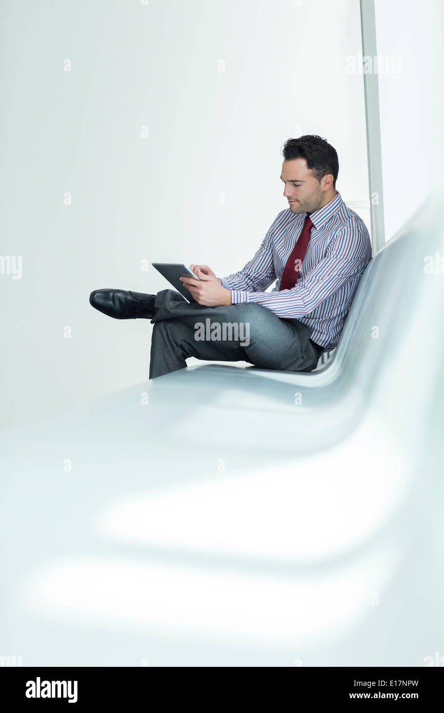 Geschäftsmann mit digital-Tablette in lobby Stockfoto