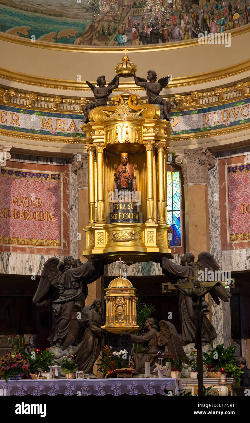 Die schwarze Madonna in der Wallfahrtskirche der Madonna di Tindari. Ein bekanntes Wahrzeichen in Sizilien, Italien. Erbaut ca. 1522. Stockfoto