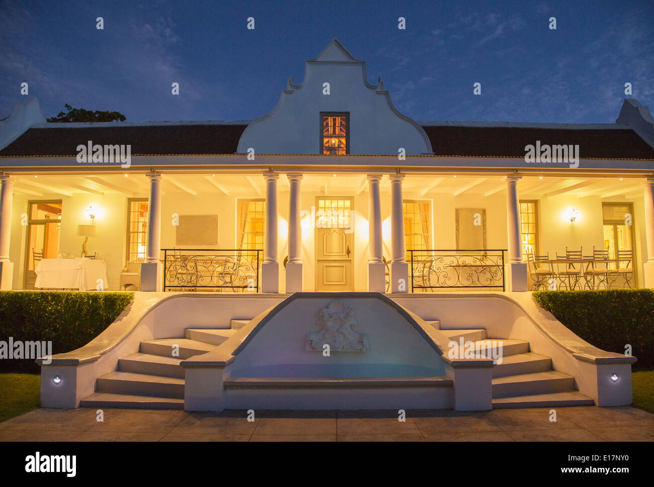 Luxus-Haus mit Veranda, die nachts beleuchtet Stockfoto