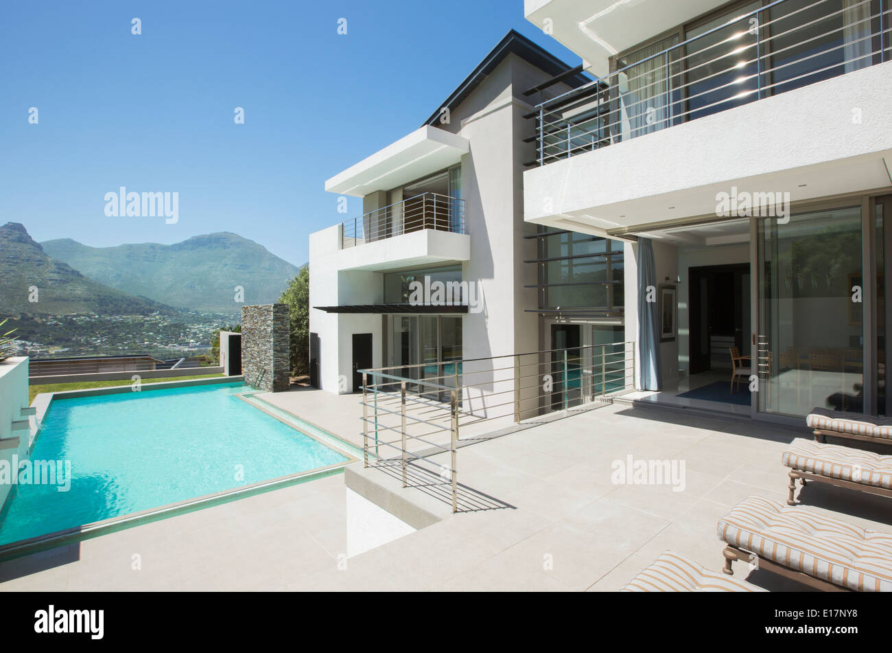 Modernes Haus und pool Stockfoto