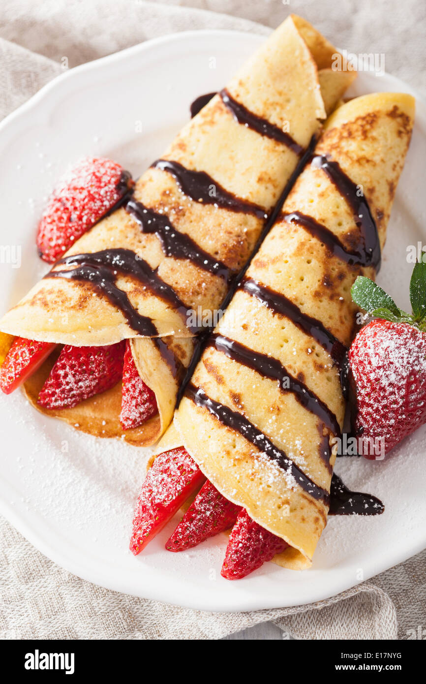 Pfannkuchen mit Erdbeer-Schokoladen-sauce Stockfoto