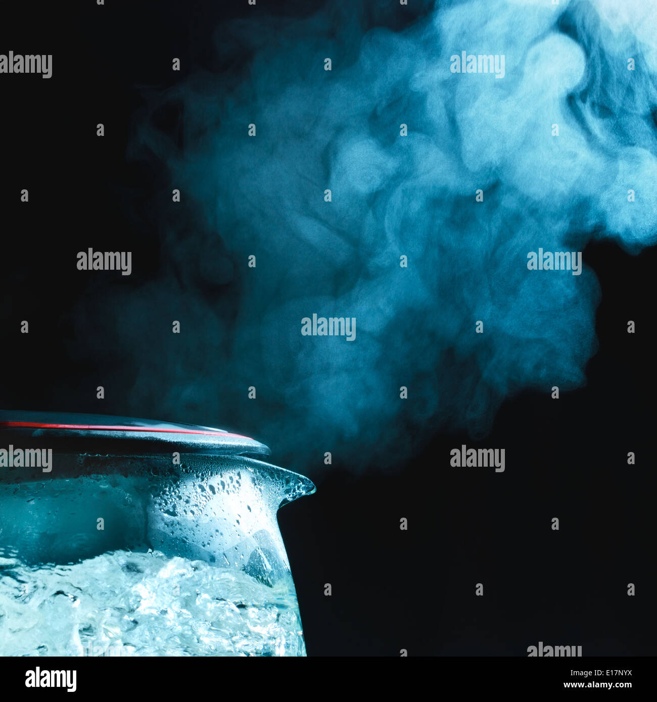 Teekanne mit kochendem Wasser, dunkler Hintergrund Stockfoto