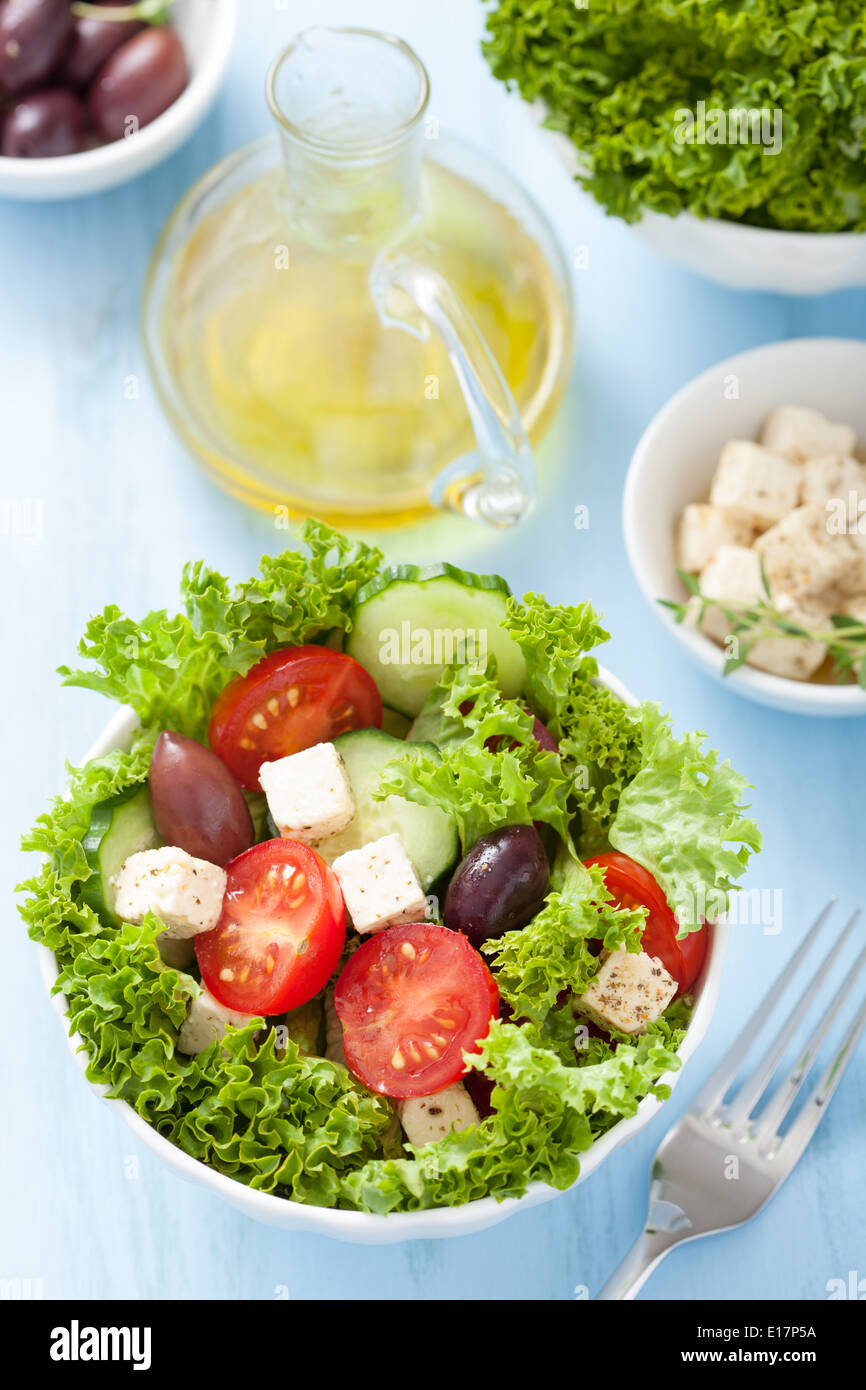 gesunder Salat mit Tomaten, Oliven und Feta-Käse Stockfoto