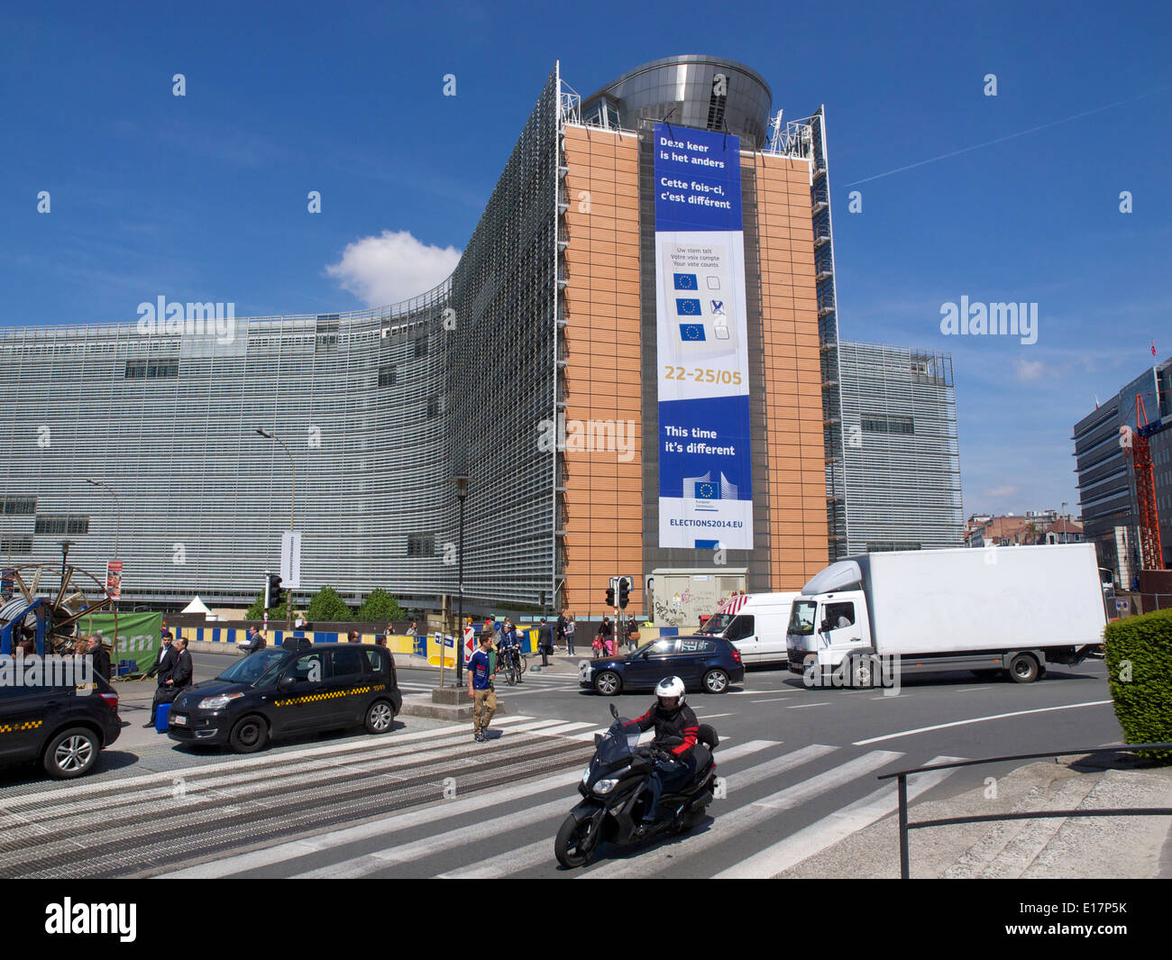 Europäische Kommission Berlaymont-Gebäude in Brüssel, Belgien mit Motorrad Stockfoto